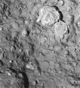 В нижней левой четверти этого снимка Тефии можно разглядеть 50-километровое "копье" (фото: www.newscientistspace.com)